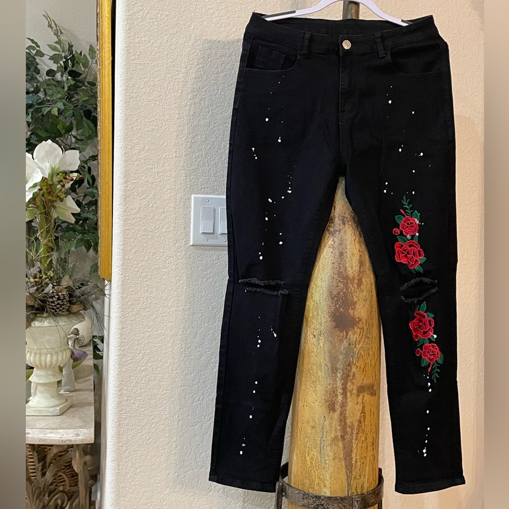 🌹 ROMWE Black Rose Embroidered white Splatter Paint distressed Jeans SZ:32 EUC